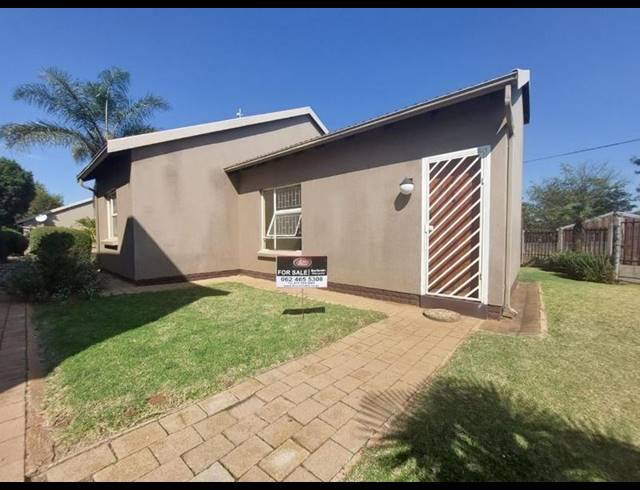 2 BEDROOM TOWNHOUSE FOR SALE IN BONAERO PARK